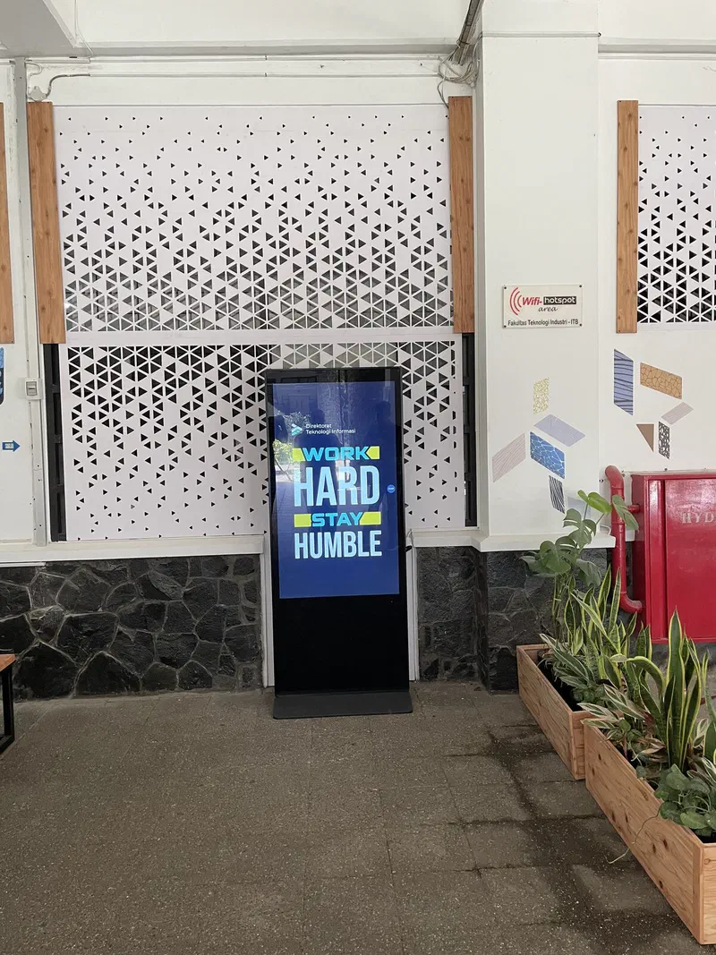 Standing screen at the Faculty of Industrial Technology